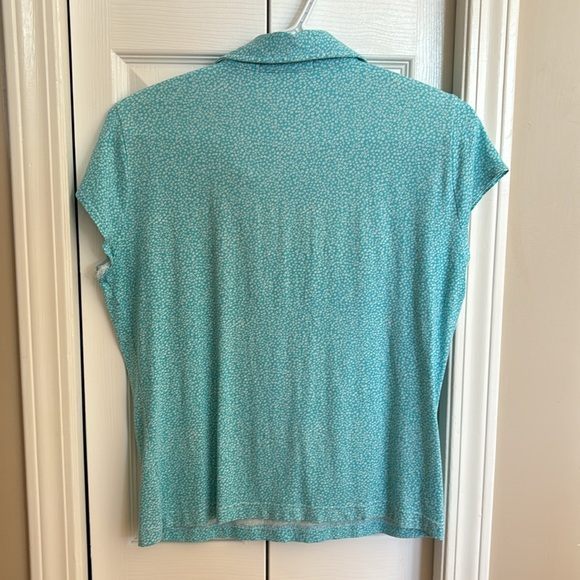Beautiful size medium Pastel blue/white short sleeve vneck top - Picture 3 of 3